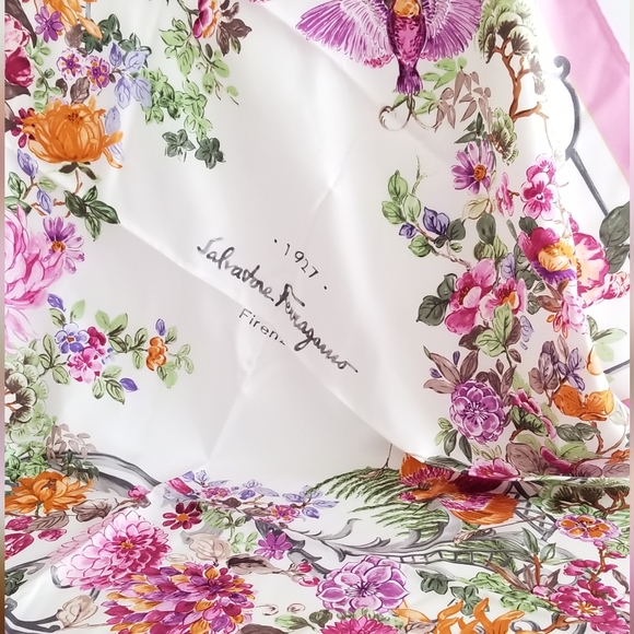 Salvatore Ferragamo Ceramica Print Silk Square Scarf Avorio Rose - Picture 4 of 10